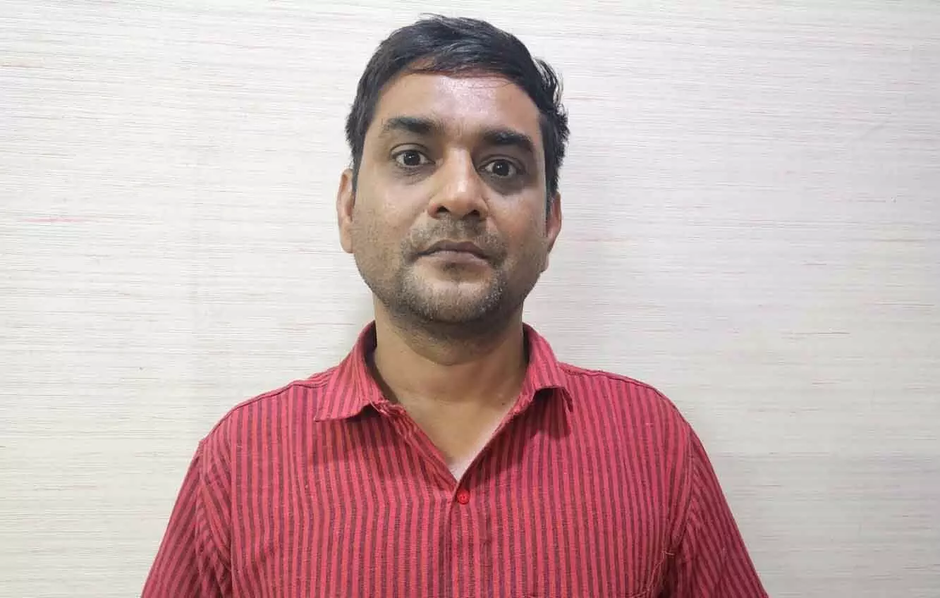 रायपुर का व्यापारी सट्टा खिलाते गिरफ्तार