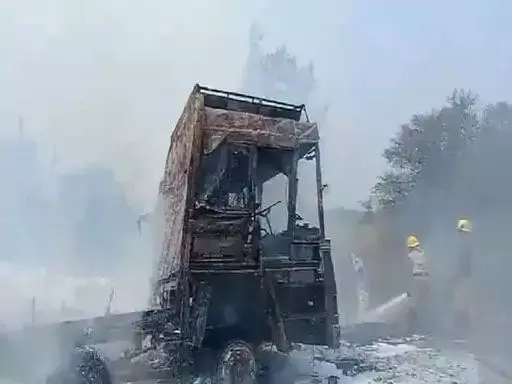 फटाखा लोड ट्रक में आग, बाल-बाल बचे ड्राइवर और व्यापारी