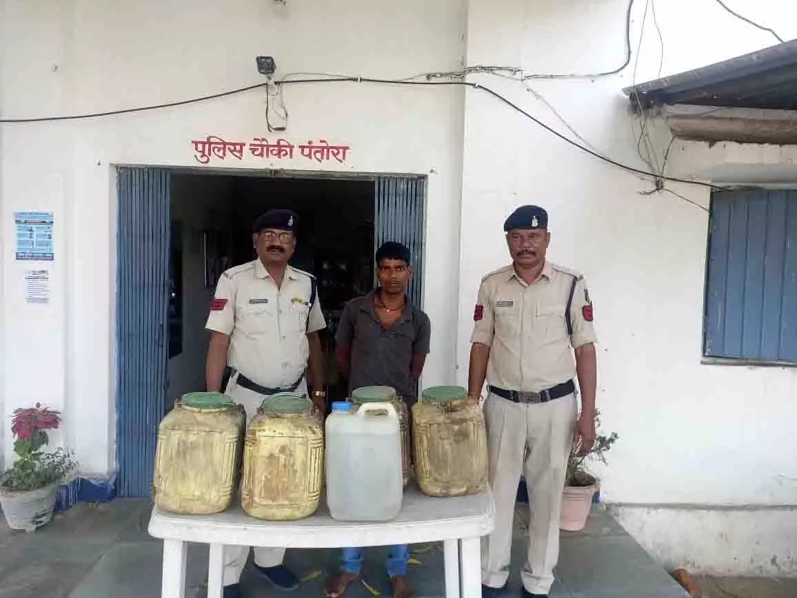 70 लीटर अवैध कच्ची महुआ शराब के साथ तस्कर गिरफ्तार
