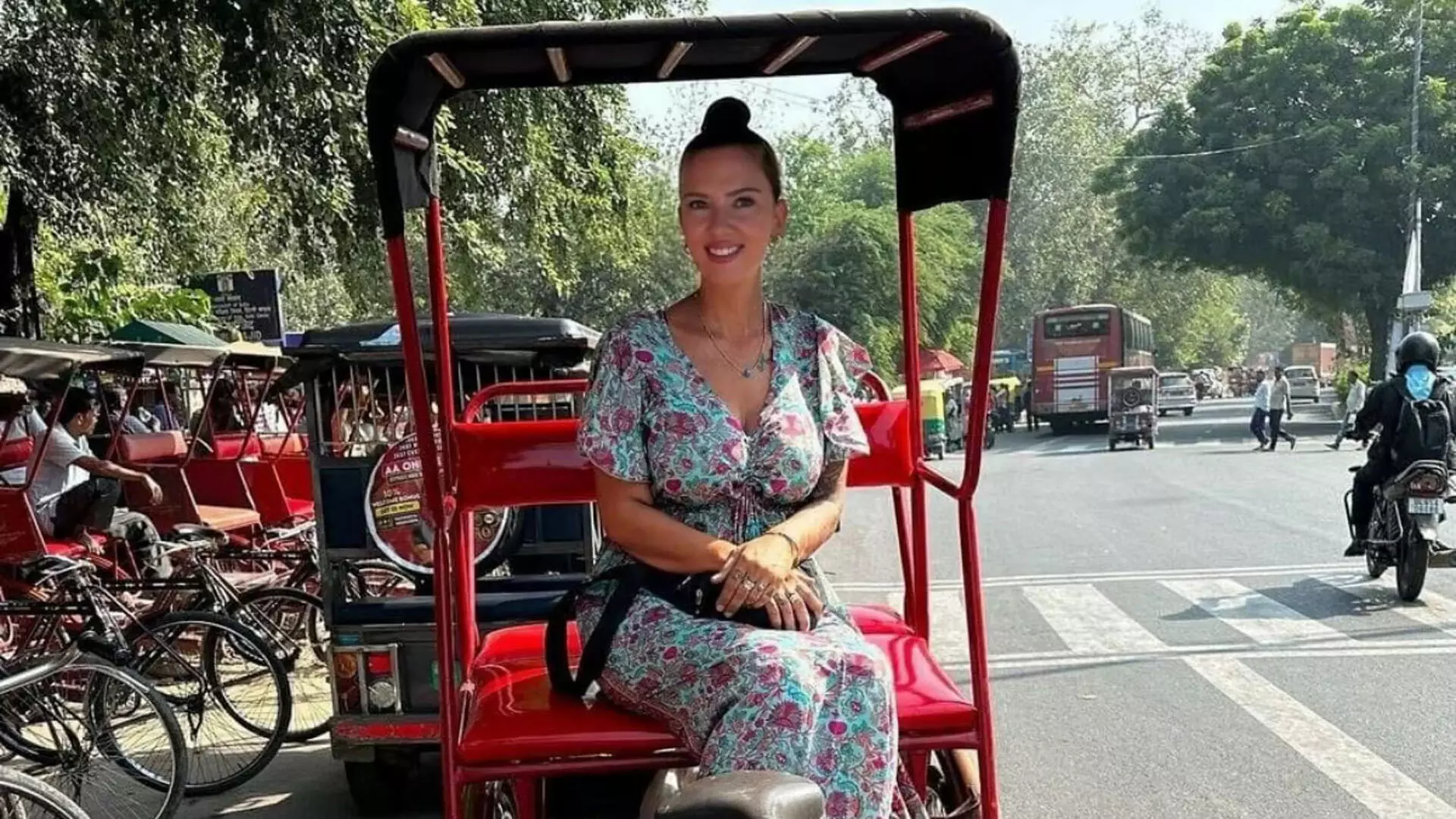 क्या स्कारलेट जोहानसन दिल्ली में हैं? जानिए अभिनेत्री की वायरल तस्वीर का असली सच