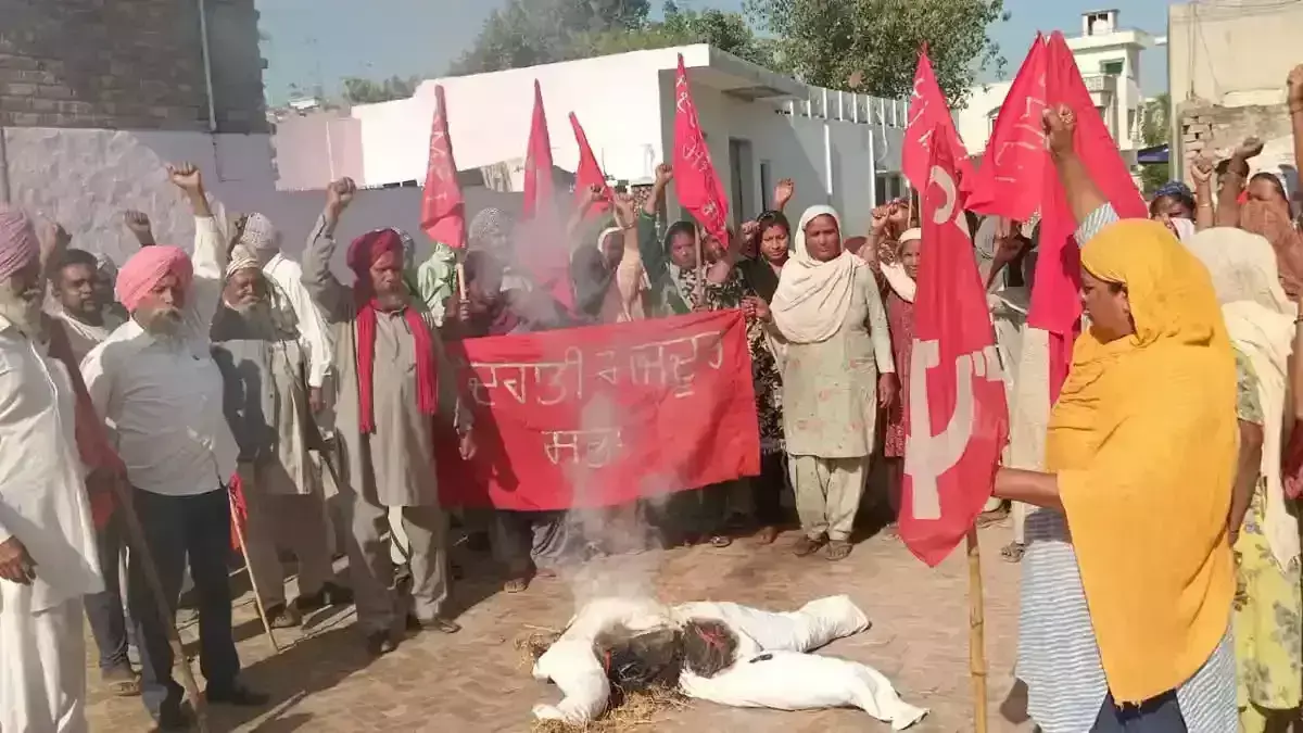मजदूर संगठनों ने बीजेपी के खिलाफ किया विरोध प्रदर्शन, मजदूर विरोधी फैसलों का लगाया आरोप