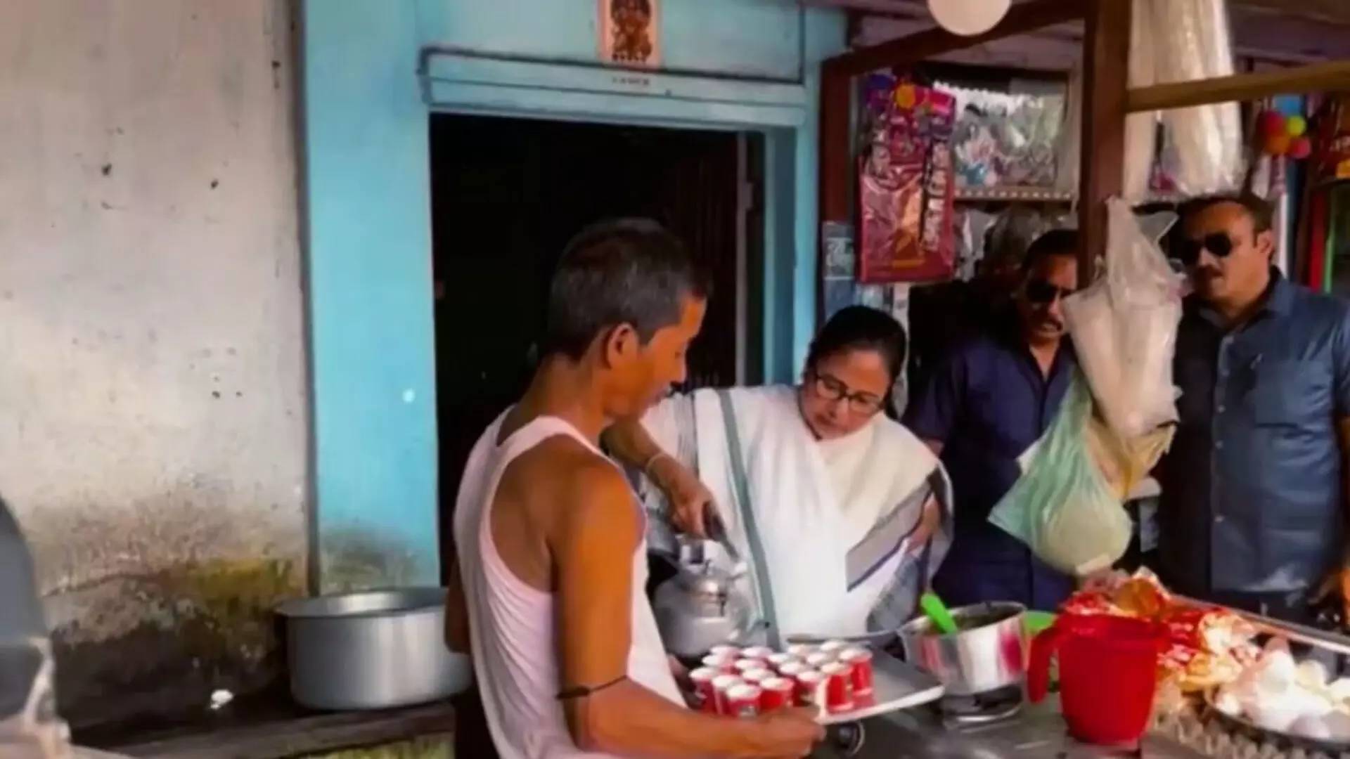 CM ममता बनर्जी ने तूफान प्रभावित जलपाईगुड़ी में लोगो के साथ बनाई चाय, देखें वीडियो...