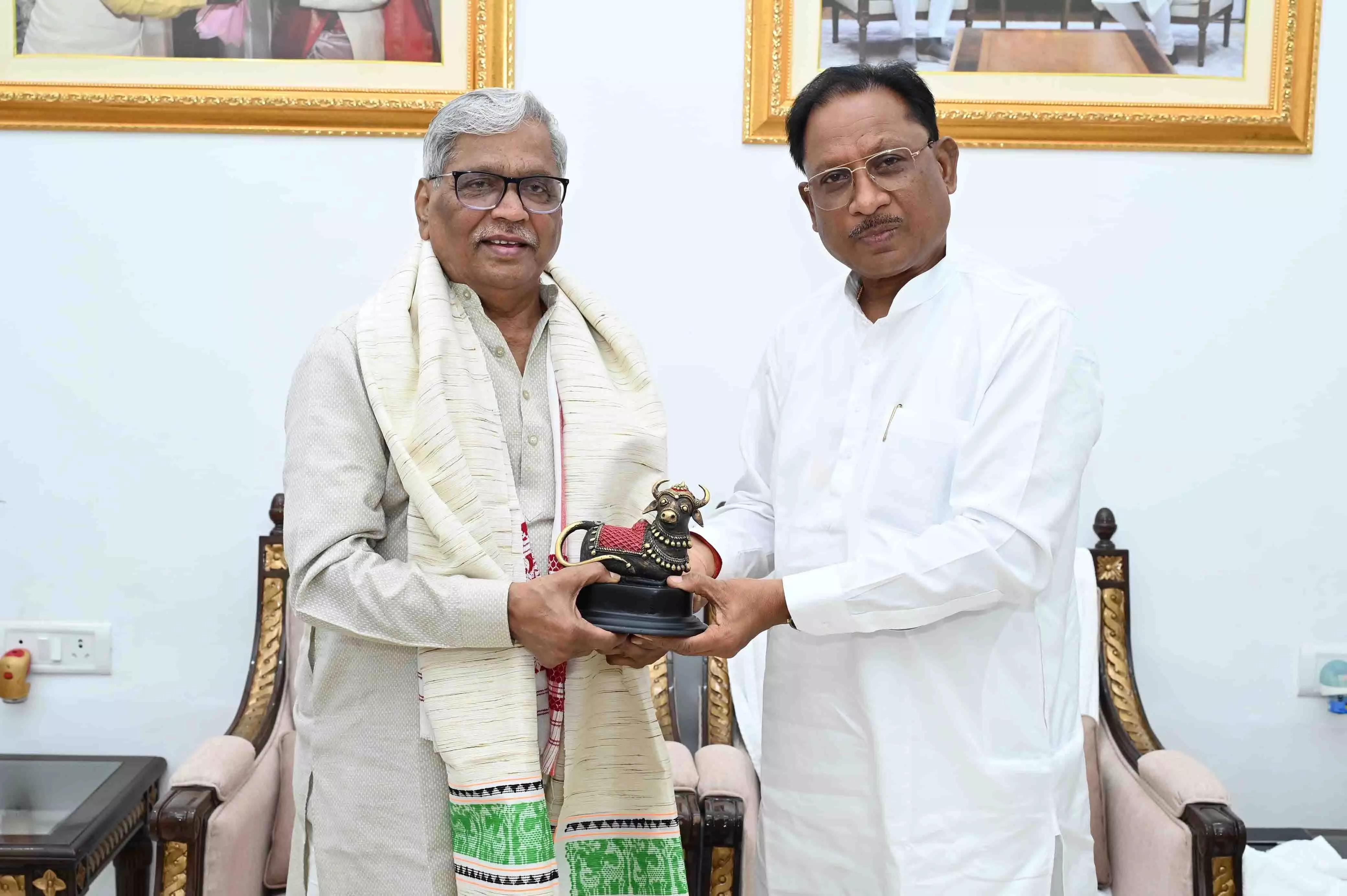 भाजपा के पूर्व राज्यसभा सांसद प्रभात झा ने की मुख्यमंत्री विष्णु देव साय से मुलाकात
