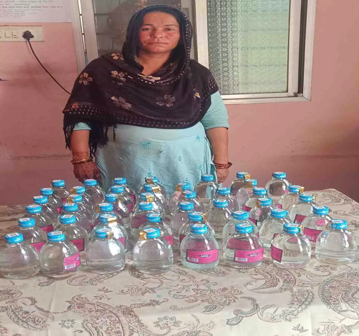 रायपुर में महिला शराब बेचते गिरफ्तार