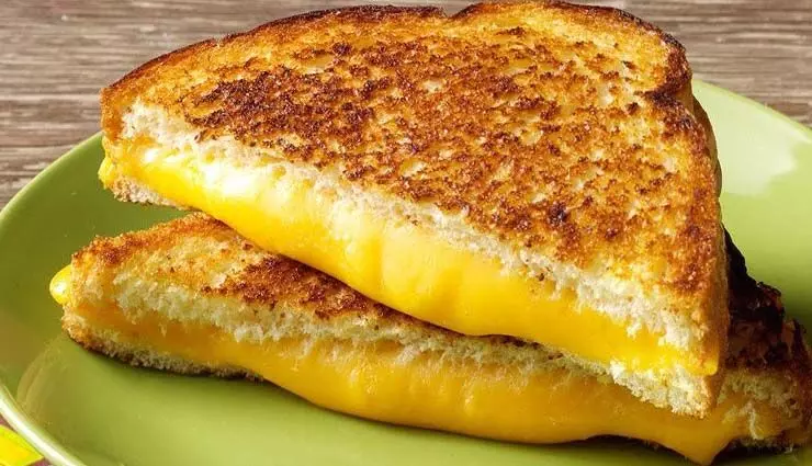 रेसिपी- कुरकुरा और मक्खनयुक्त ग्रिल्ड पनीर सैंडविच