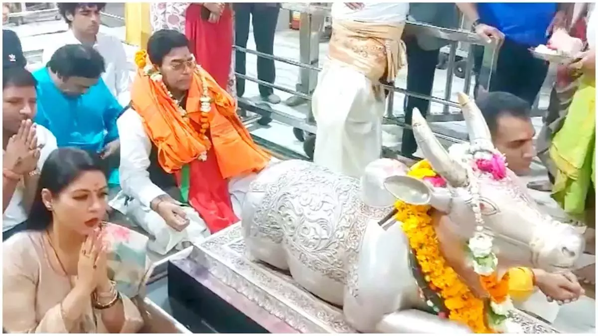 परिवार के साथ आशुतोष राणा ने महाकालेश्वर मंदिर में की पूजा अर्चना, देखें वीडियो