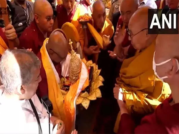 तिब्बती आध्यात्मिक नेता दलाई लामा ने भगवान बुद्ध के पवित्र कपिलवस्तु अवशेष भेंट किये