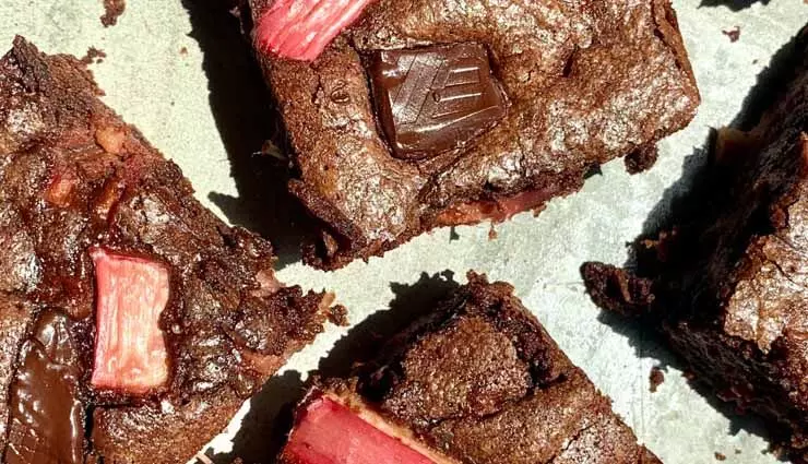 रेसिपी- समृद्ध और शानदार डार्क चॉकलेट रूबर्ब ब्राउनीज़