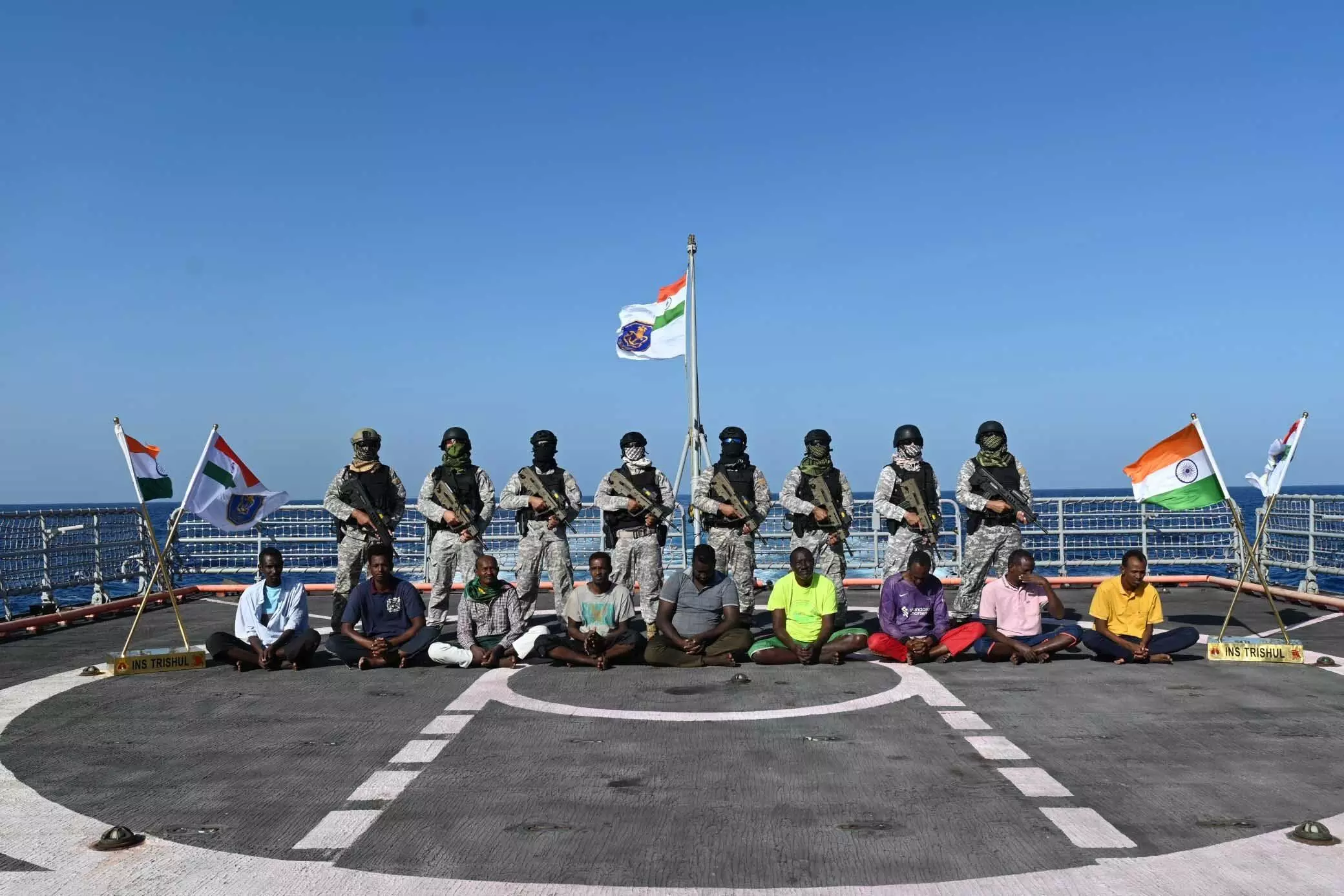 नौसेना ने 9 समुद्री लुटेरों को किया पुलिस के हवाले, देखें तस्वीरें