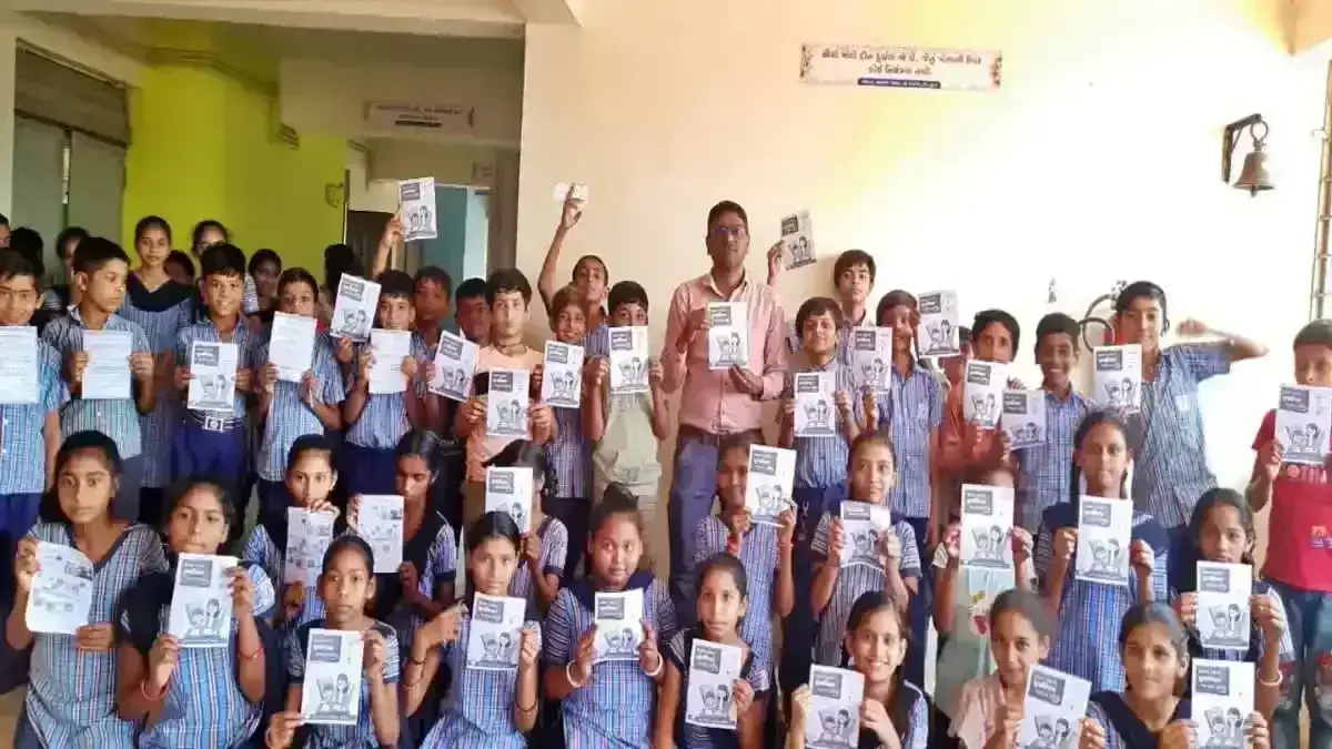 सूरत जिले में पारिवारिक मतदान का संदेश देने के लिए स्कूली छात्रों को प्रतिज्ञा पत्रों का वितरण