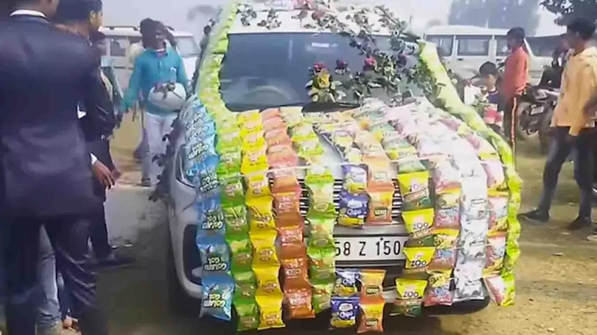 दूल्हे की कार को चिप्स के पैकेट से ढका दिखाया गया, वीडियो वायरल