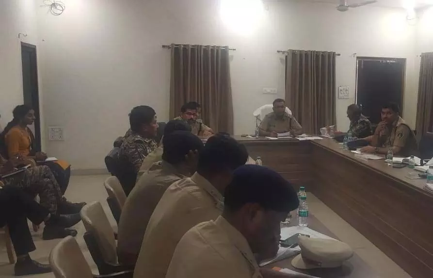 रायपुर आईजी अमरेश कुमार मिश्रा ने CRPF अधिकारी और एसपी की ली बैठक
