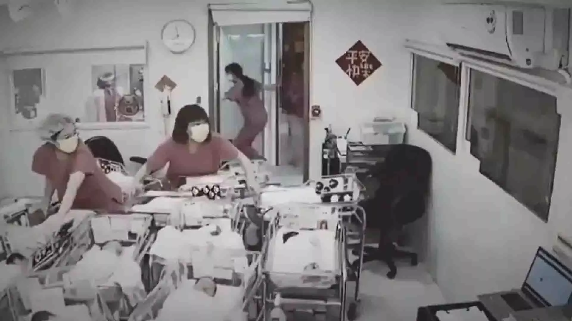 ताइवान की नर्सें भूकंप के दौरान नवजात शिशुओं को बचाने के लिए इनक्यूबेटर पकड़ती दिखी