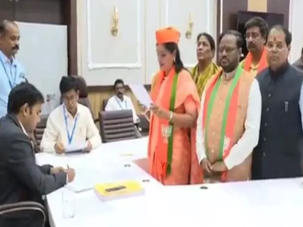 भाजपा नेता नवनीत राणा ने अमरावती से नामांकन पत्र दाखिल किया