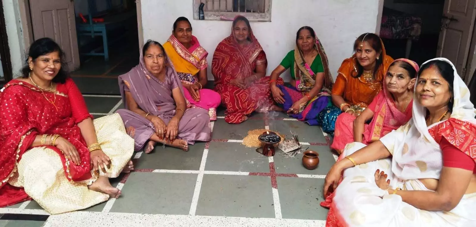 महिलाओं ने घर की दशा सुधारने के लिए दशा माता की पूजा कर रखा व्रत