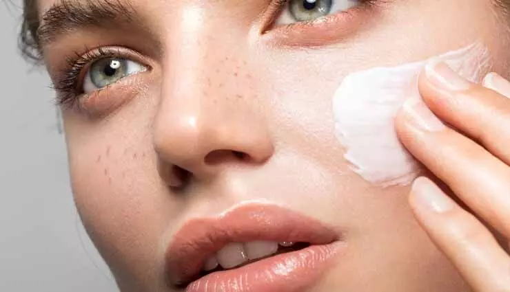 आपकी त्वचा के लिए मॉइस्चराइज़र का उपयोग करने के 3 अद्भुत फायदे