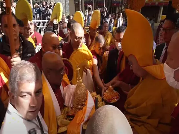 सबसे योग्य प्राप्तकर्ता: दलाई लामा को पवित्र बुद्ध अवशेष भेंट करने पर श्रीलंकाई भिक्षु