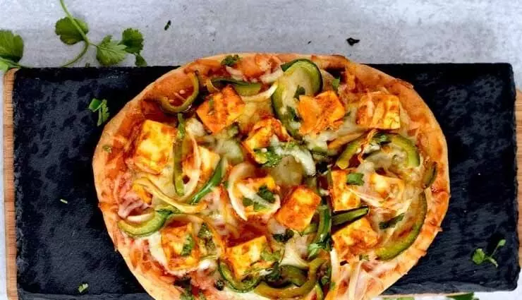 रेसिपी- स्वादिष्ट और झटपट तैयार होने वाला तंदूरी पनीर नान पिज़्ज़ा