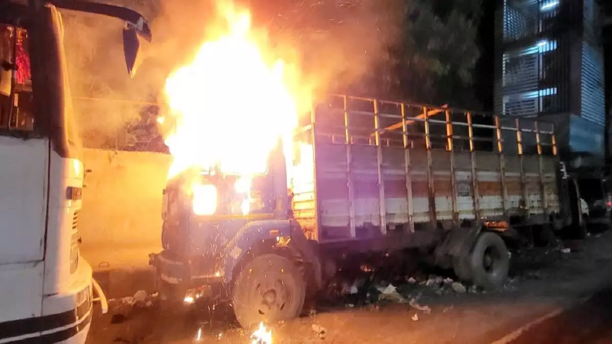 बिहार में बड़ी घटना : पेट्रोल पंप के पास ट्रक में लगी आग, गैरेज में खड़ी कार और दो दुकानें जलीं
