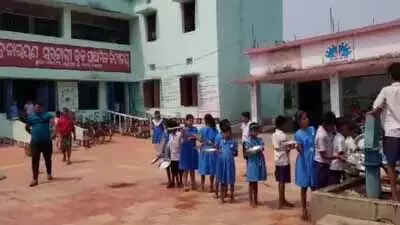 ओडिशा के स्कूल में गर्म चावल के दलिया पर गिरा छात्र, गंभीर रूप से घायल