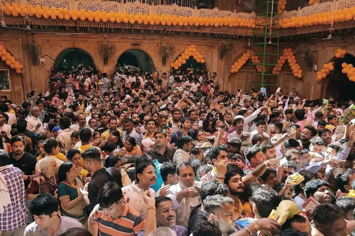 बांके बिहारी मंदिर में दर्शन करने आए श्रद्धालु की मौत, भीड़ में दबकर गई जान