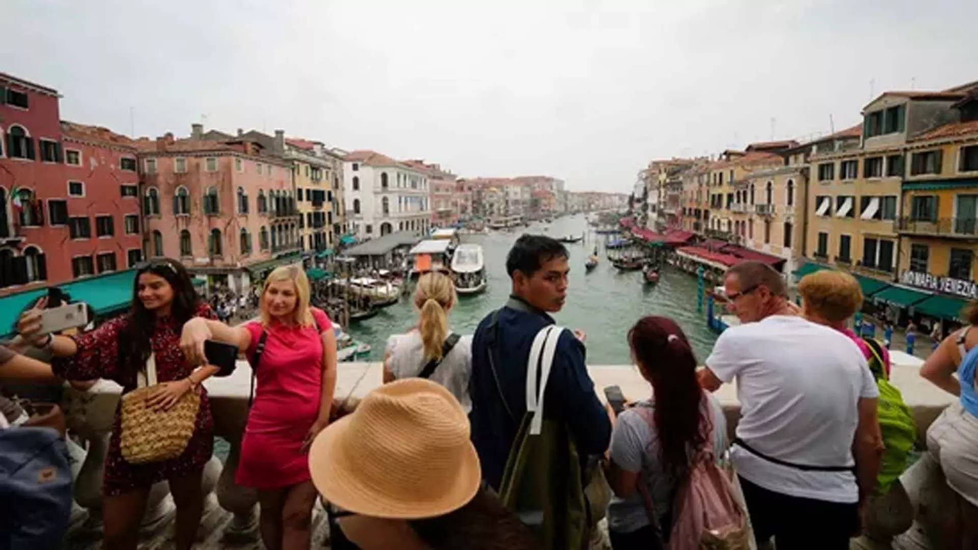 वेनिस ने ऐतिहासिक केंद्र में पर्यटकों की भीड़भाड़ से निपटने के लिए प्रवेश शुल्क लागू