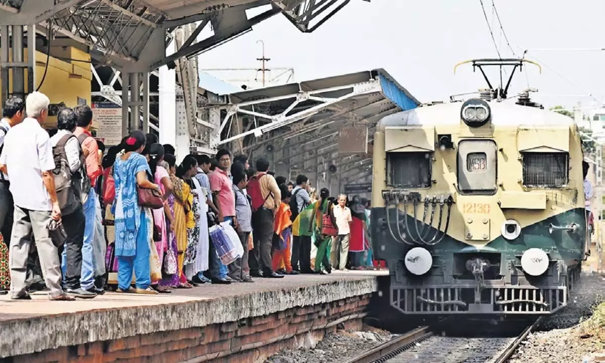 चेन्नई में पटरी पर चल रहे चार लोग ट्रेन की चपेट में आ गए