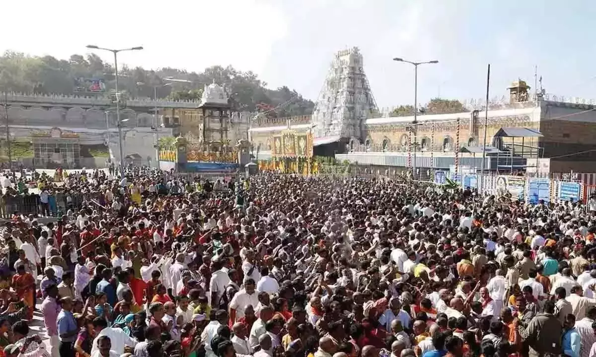 तिरुमाला में भक्तों की भीड़ बढ़ी, सर्वदर्शन के लिए लगेंगे 16 घंटे
