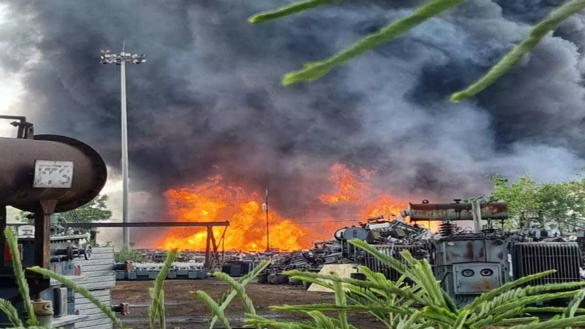 रायपुर ब्रेकिंग : बिजली विभाग के दफ्तर में आग लगने से हुआ ब्लास्ट