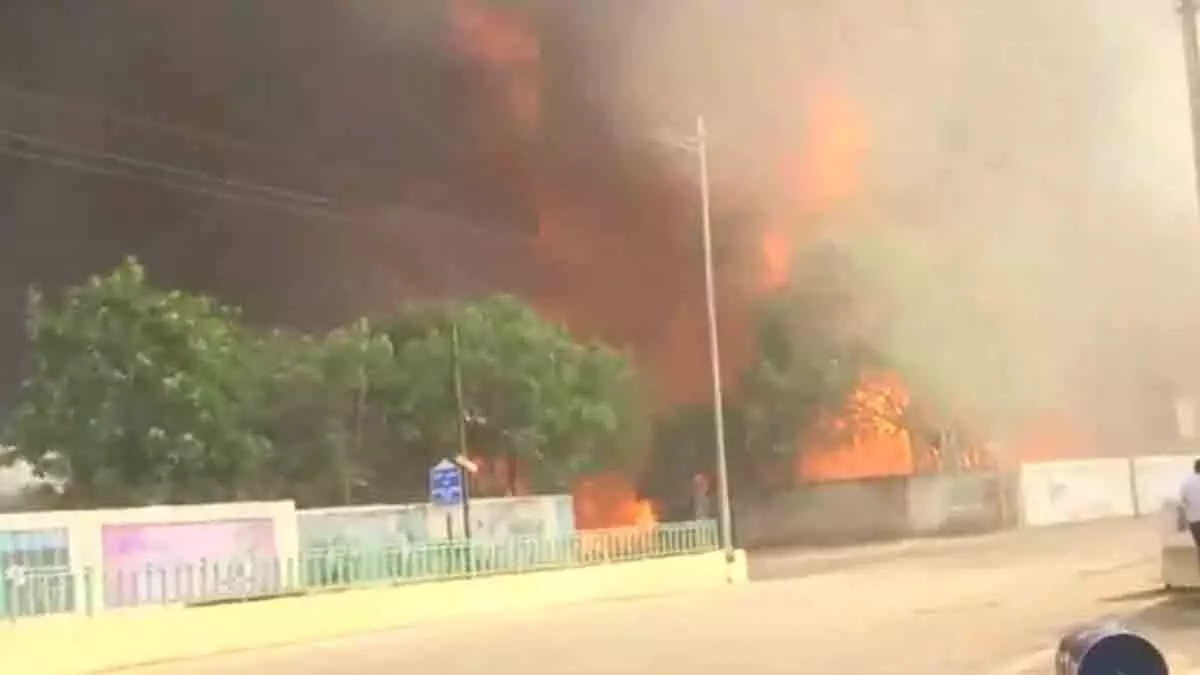 गुढ़ियारी की बस्तियों में भी अफरा तफरी का माहौल, आगजनी का भयानक वीडियो
