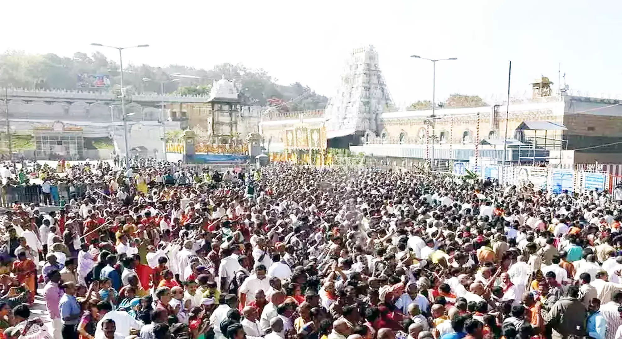 सर्व दर्शन के लिए 16 घंटे का समय, तिरुमाला में भक्तों की भीड़ बढ़ी