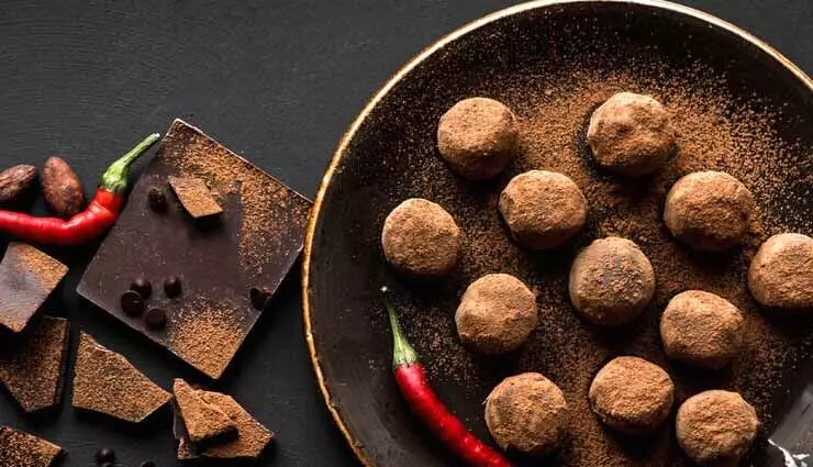 रेसिपी- चिली चॉकलेट ट्रफल्स बनाने में आसान