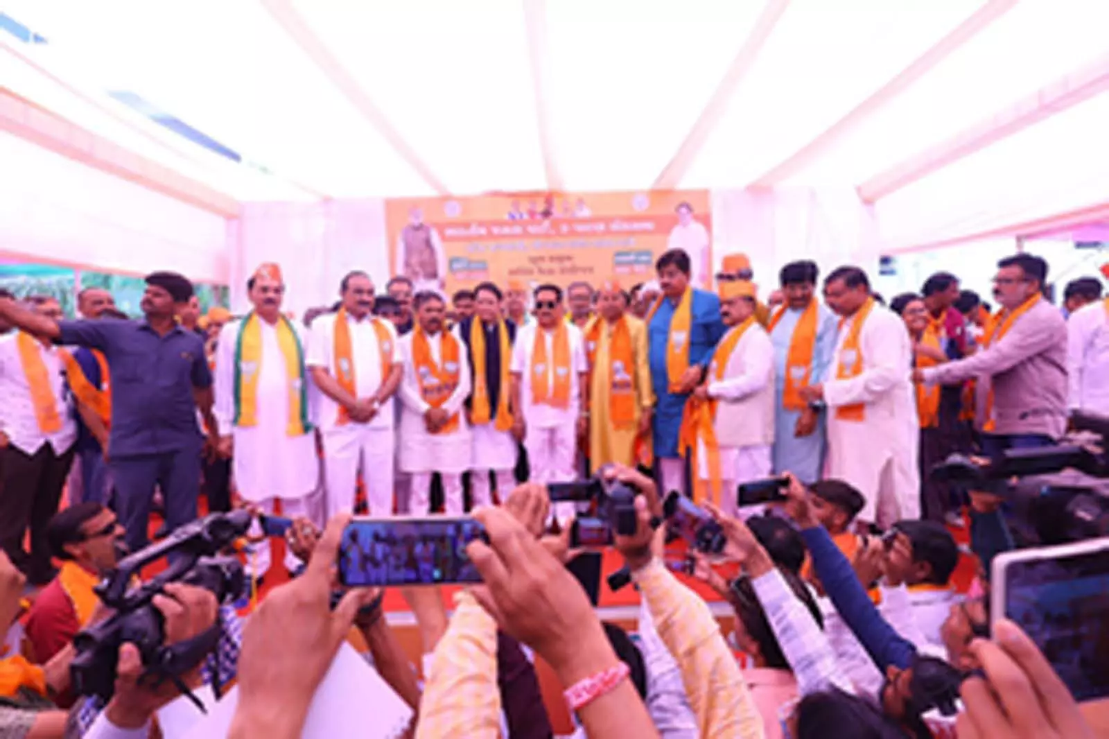 गुजरात में चुनाव से पहले कांग्रेस नेता फरसुभाई गोकलानी बीजेपी में हुए शामिल