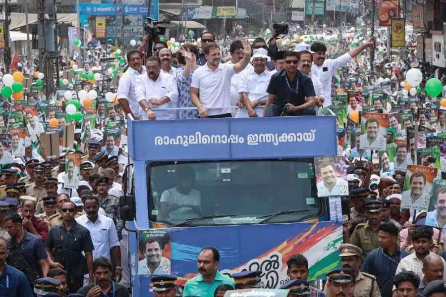 वायनाड में राहुल गांधी के रोड शो में सहयोगी दल के झंडे से कतरा रही कांग्रेस: सीपीएम
