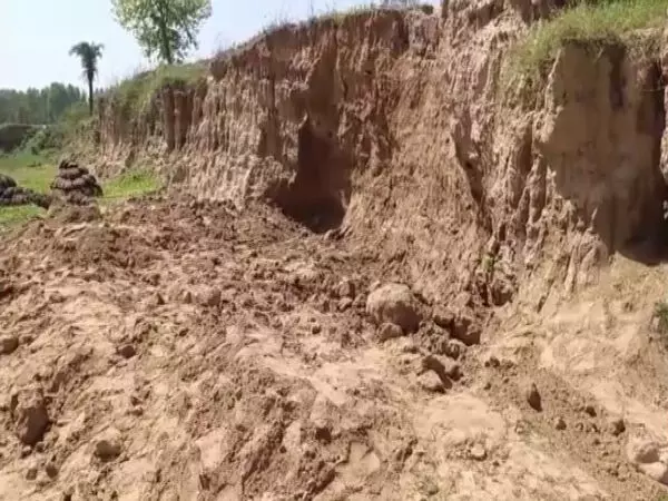 गांव में मिट्टी धंसने से दो की मौत, छह घायल