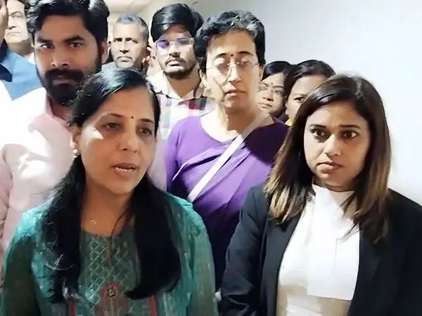 वकील ने अदालती कार्यवाही को सोशल मीडिया पर साझा करने के लिए सुनीता केजरीवाल और अन्य के खिलाफ दर्ज कराई शिकायत