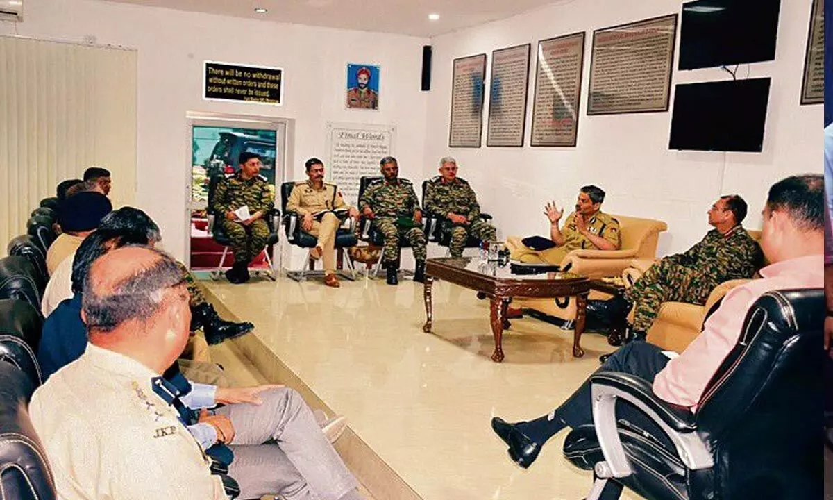 लोकसभा चुनाव से पहले पुलिस, सेना ने सुरक्षा समीक्षा बैठक की