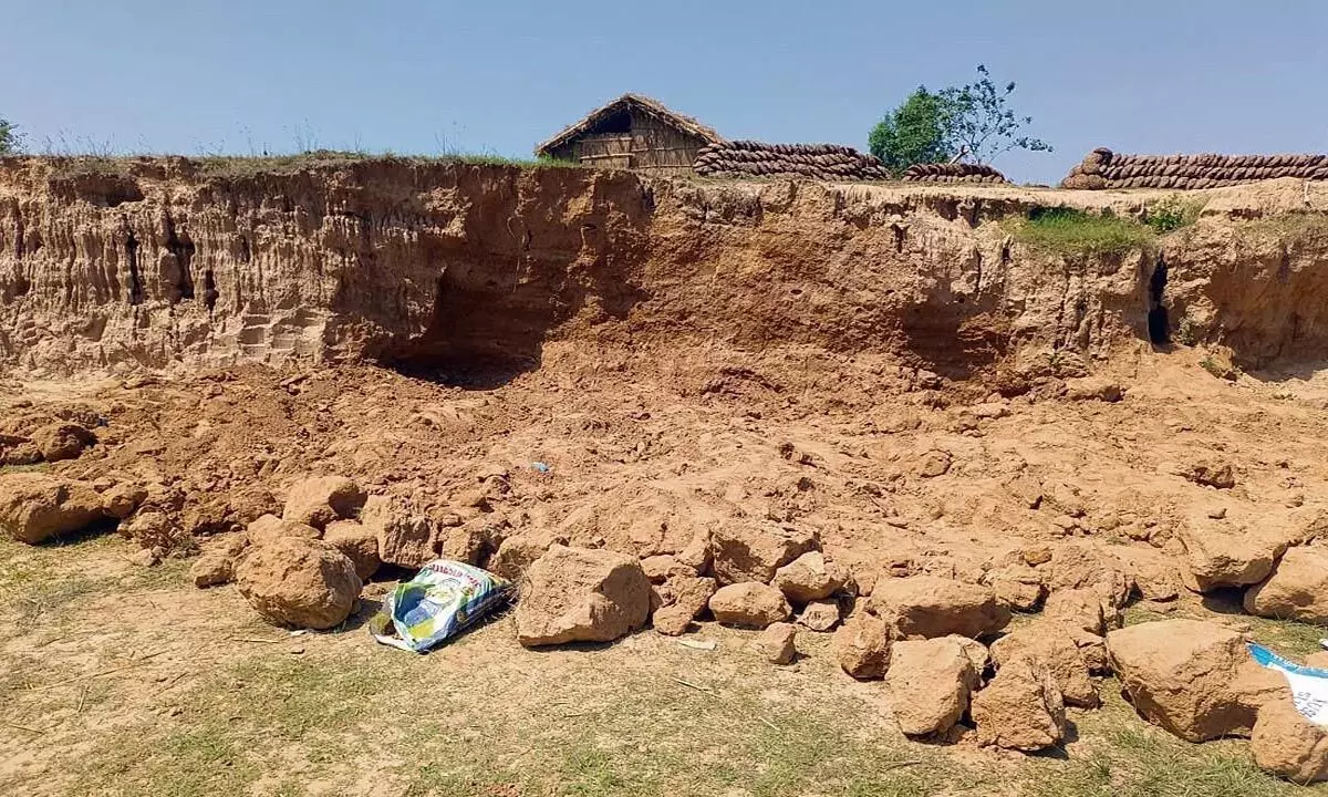 यमुनानगर गांव में मिट्टी धंसने से दो जिंदा दफन, छह घायल