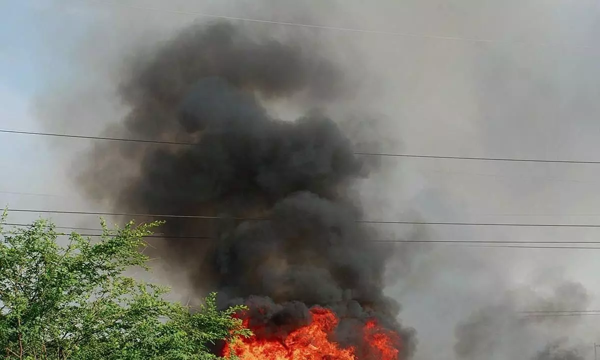 भीषण आग से 20 झोपड़ियां जलकर खाक, कोई हताहत नहीं