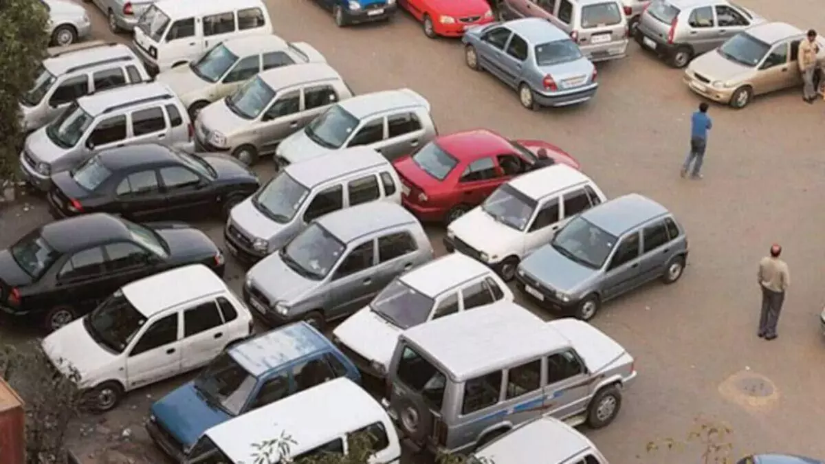 नॉएडा में बिना प्रशिक्षण के पार्किंग की जिम्मेदारी संभाल रहे दबंग कर्मचारी
