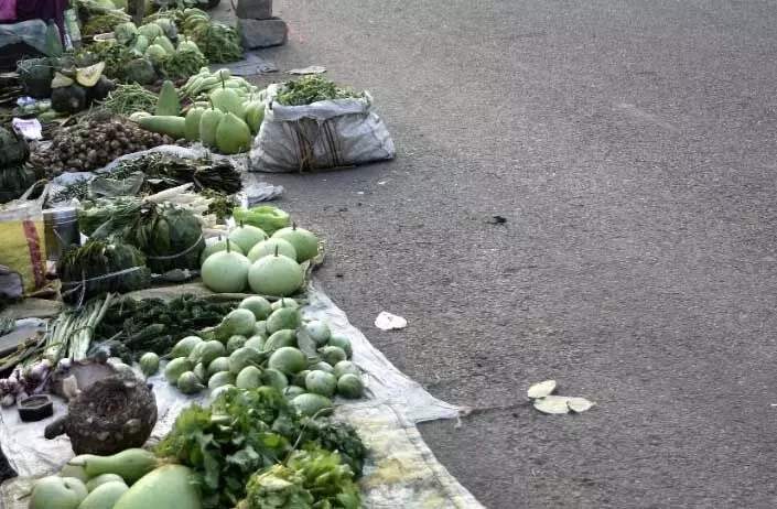 यातायात बाधित कर रहे सब्जी व्यापारियों को निगम ने हटाया