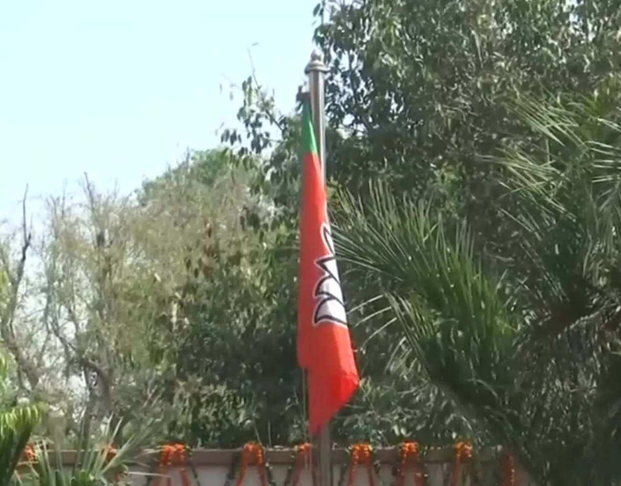 भाजपा स्थापना दिवस, राष्ट्रीय अध्यक्ष जे.पी. नड्डा ने बीजेपी मुख्यालय में पार्टी का झंडा फहराया