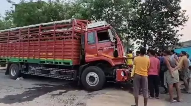 बौध में अज्ञात वाहन ने कद्दू लदे ट्रक में मारी टक्कर, चालक और उसके तीन बेटे गंभीर