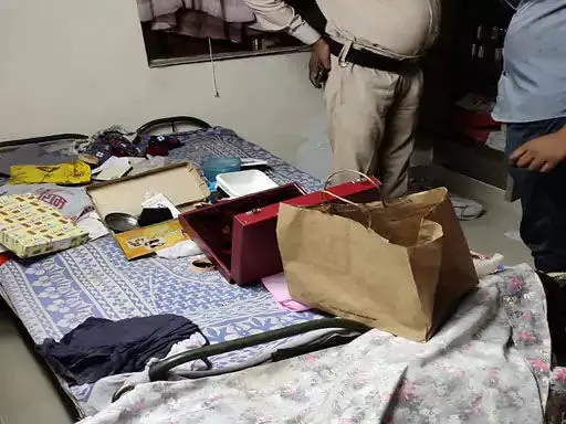 रिटायर अधिकारी के घर चोरी, आलमारी का पूरा सामान पार