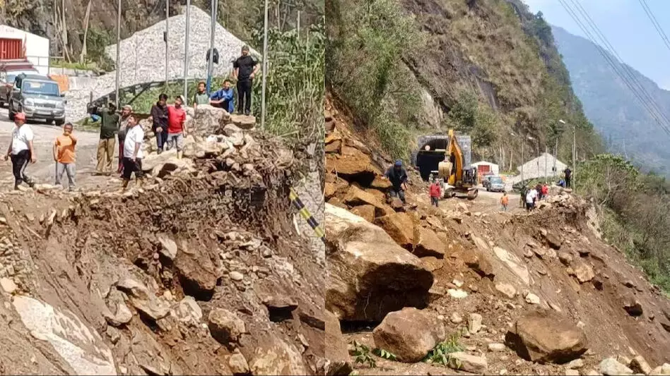 भूस्खलन के कारण थेंग सुरंग के पास चुंगथांग से मंगन रोड अवरुद्ध हो गया