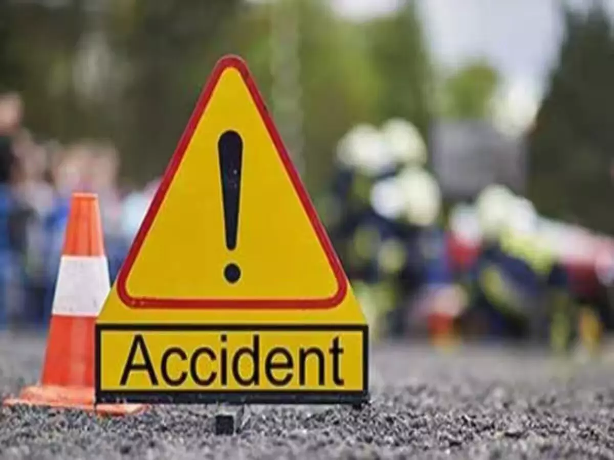 सड़क दुर्घटना में असम के दो पर्यटकों की मौत हो गई