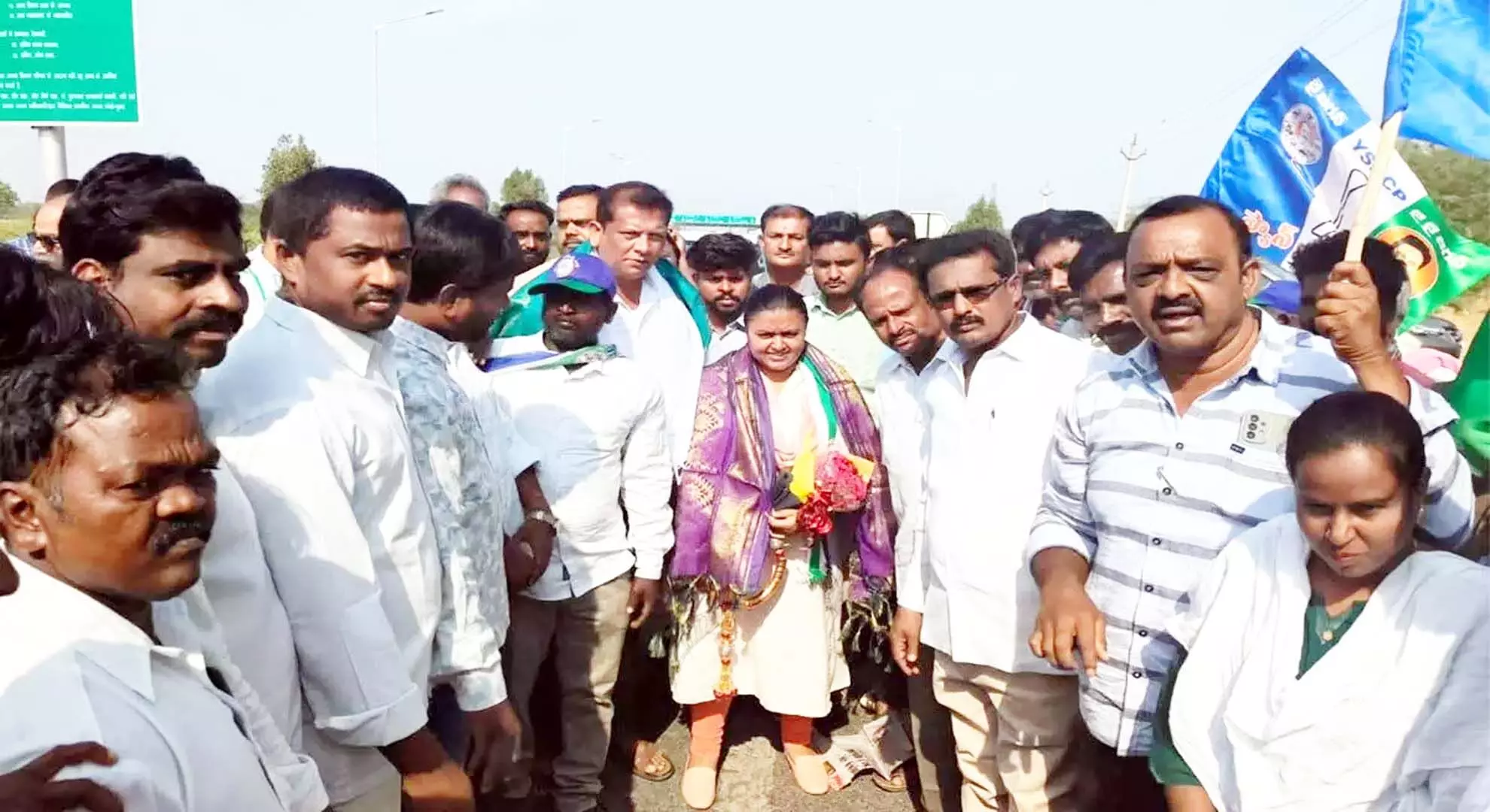हिंदूपुर वाईएसआरसीपी उम्मीदवार टीएन दीपिका ने लेपाक्षी मंडल में प्रचार किया