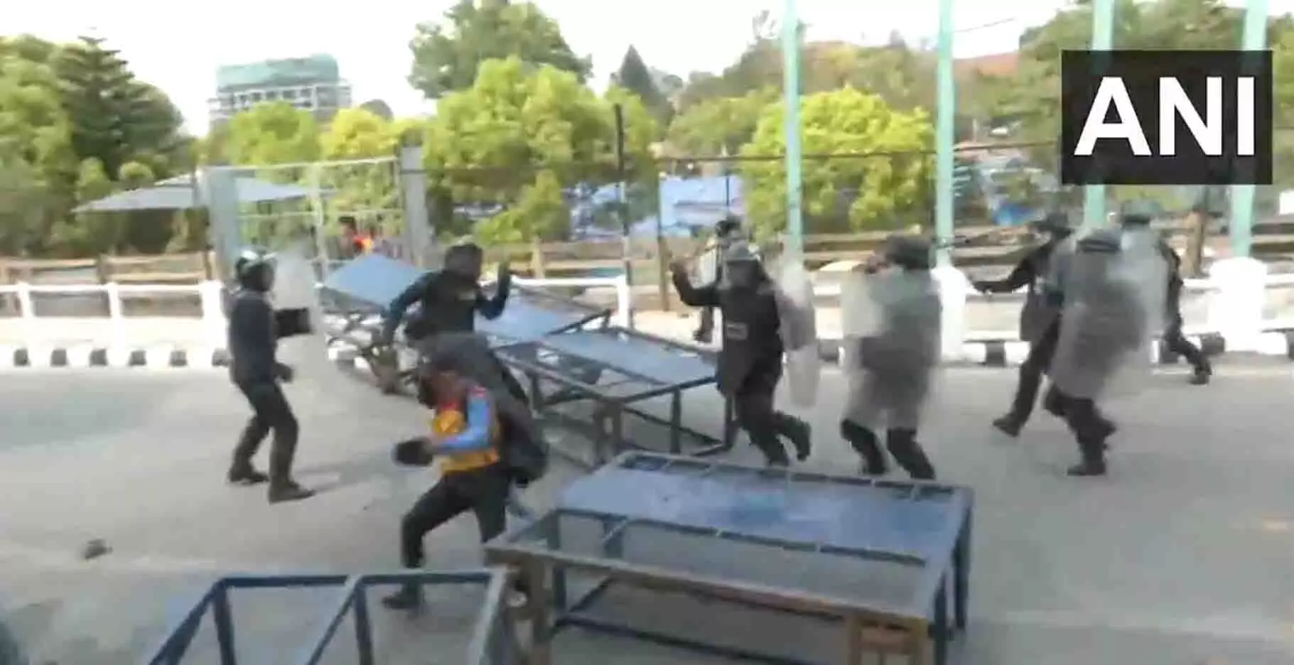काठमांडू में राष्ट्रीय मुक्ति आंदोलन के सदस्यों पर पुलिस ने किया लाठीचार्ज, देखें VIDEO...