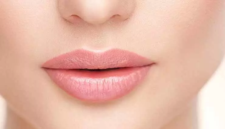 अपने होठों की प्राकृतिक रूप से देखभाल कैसे करें, इसके लिए कुछ सुझाव
