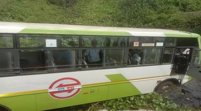 ओडिशा के खुर्दा जिले में मो बस के नाले में गिरने से 20 लोग घायल हो गए